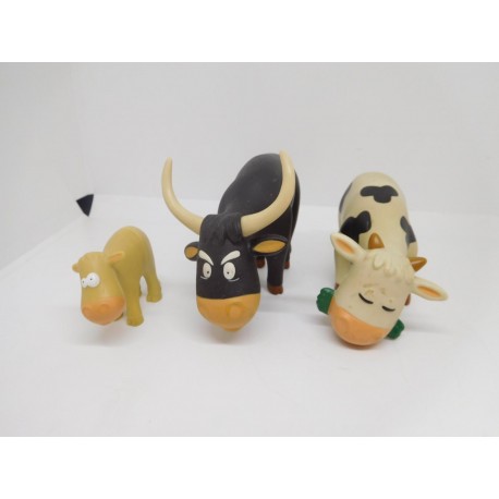 Figuras en goma de toro, vaca y ternero.