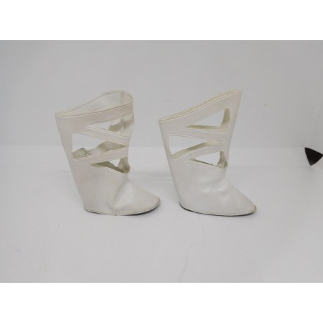Par de botas blancas troqueladas de Nancy. Años 70. Conjunto minishort. Originales.