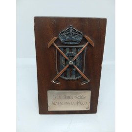 Trofeo antiguo. Posiblemente años 50 de la Real Federación Catalana de Polo. Con escudo y placa.