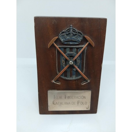 Trofeo antiguo. Posiblemente años 50 de la Real Federación Catalana de Polo. Con escudo y placa.